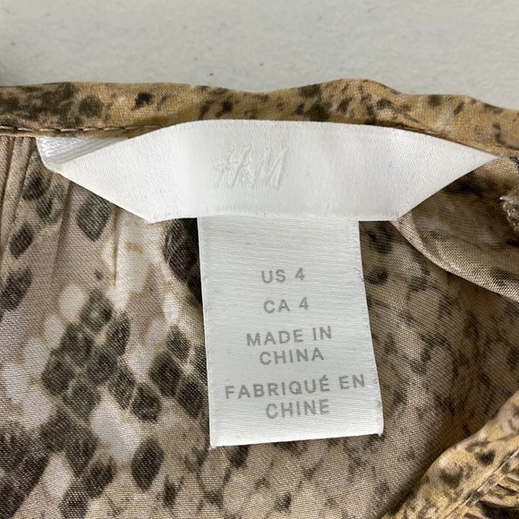 H&M Women’s Popover Snakeskin Print Blouse Top Size 4 Brown Tan EUC - Picture 8 of 12
